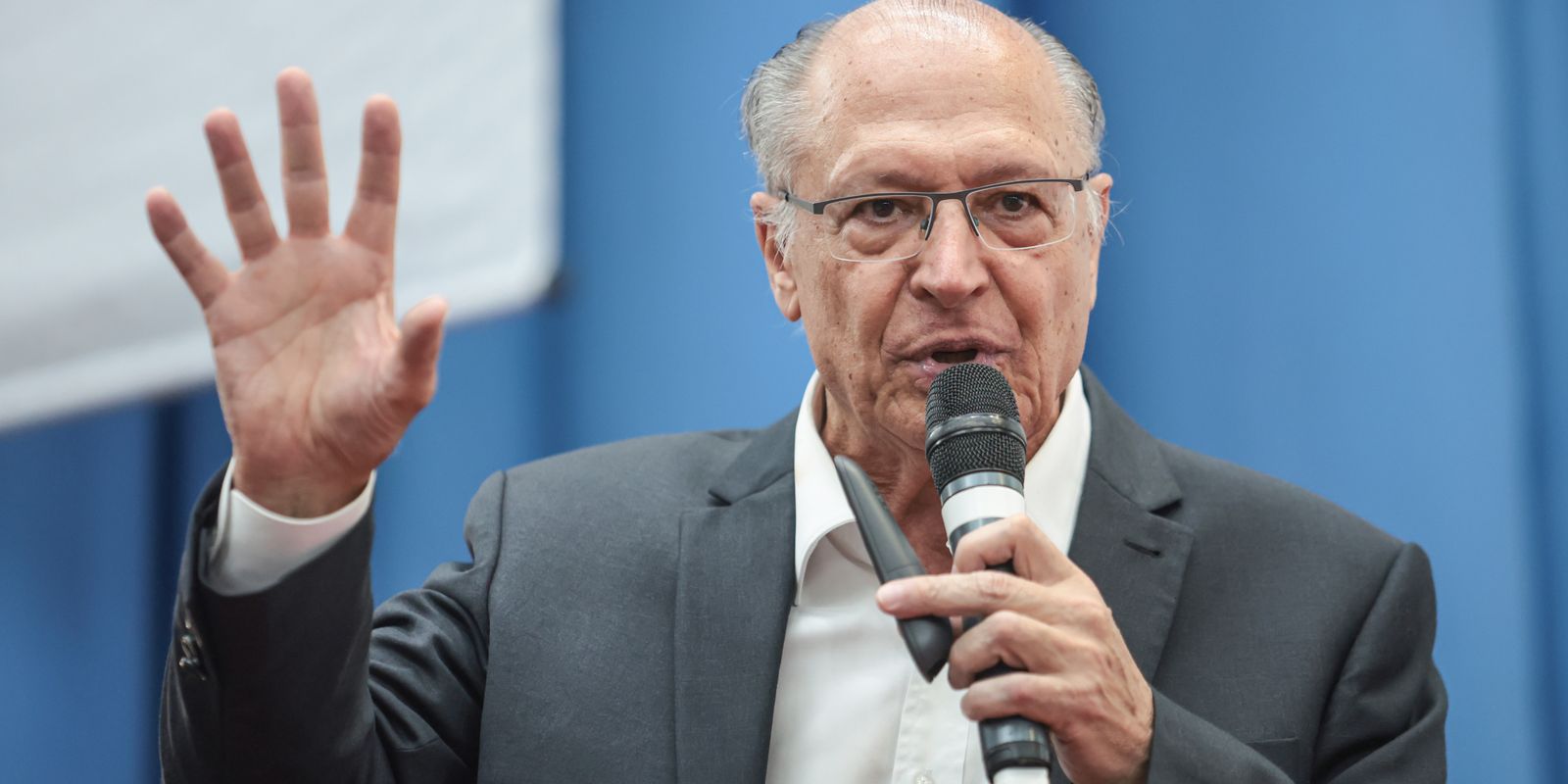 Geraldo Alckmin critica Javier Milei e afirma que presidente argentino presta desserviço