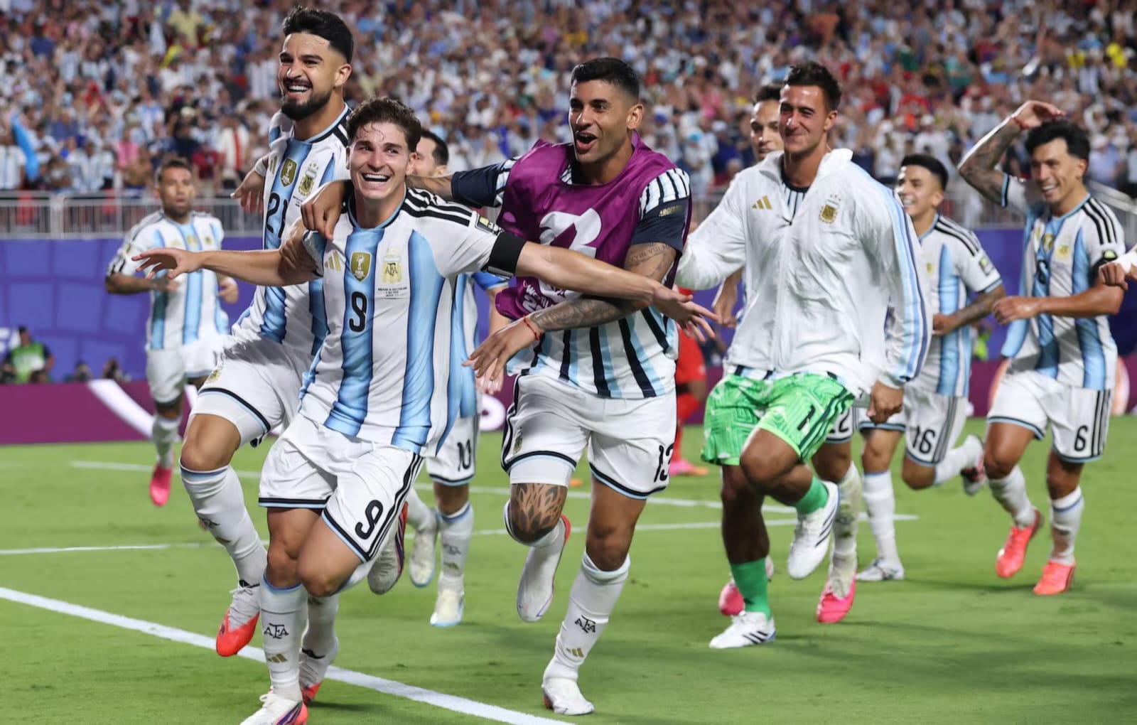 Argentina supera drama e elimina Suíça com golaço de Julián Álvarez, avançando à semifinal