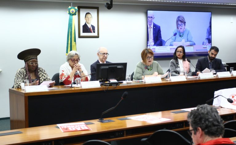 Ativistas e parlamentares debatem deportações em massa nos EUA e direitos humanos de migrantes no Brasil