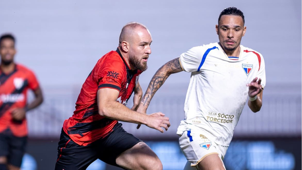 Atlético-GO conquista vitória sobre o Fortaleza na Série B, superando a expulsão de Gustavo Coutinho