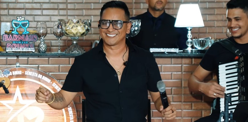 Binho Seresteiro lança audiovisual de Amaremos e inicia nova fase
