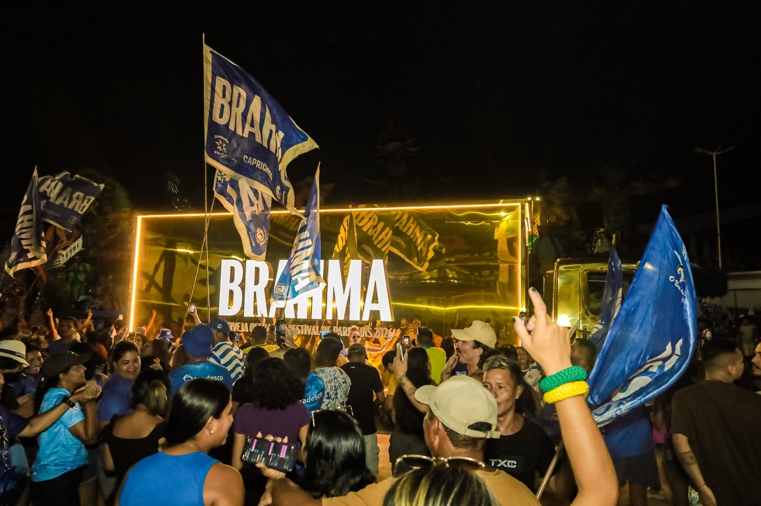 Brahma celebra a vitória do Caprichoso no Festival de Parintins com um caminhão dourado de cerveja