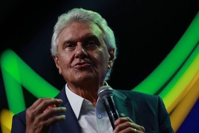 Caiado ironiza a crise entre Flávio e Michelle Bolsonaro ao citar programa de TV