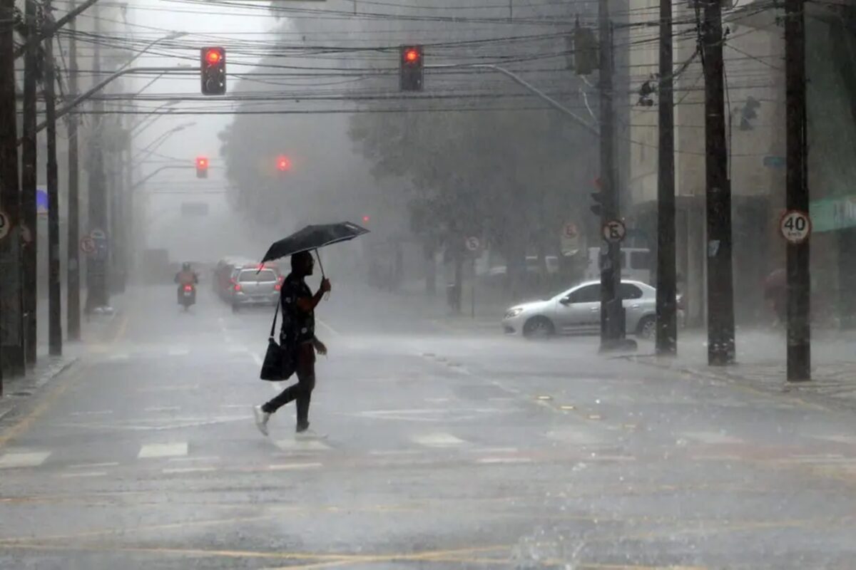 Clima no Brasil: Inmet emite alertas para chuvas intensas, baixa umidade e nova onda de frio