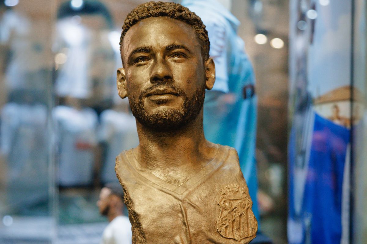 Neymar recebe estátua e busto em homenagem emocionante no museu do Santos