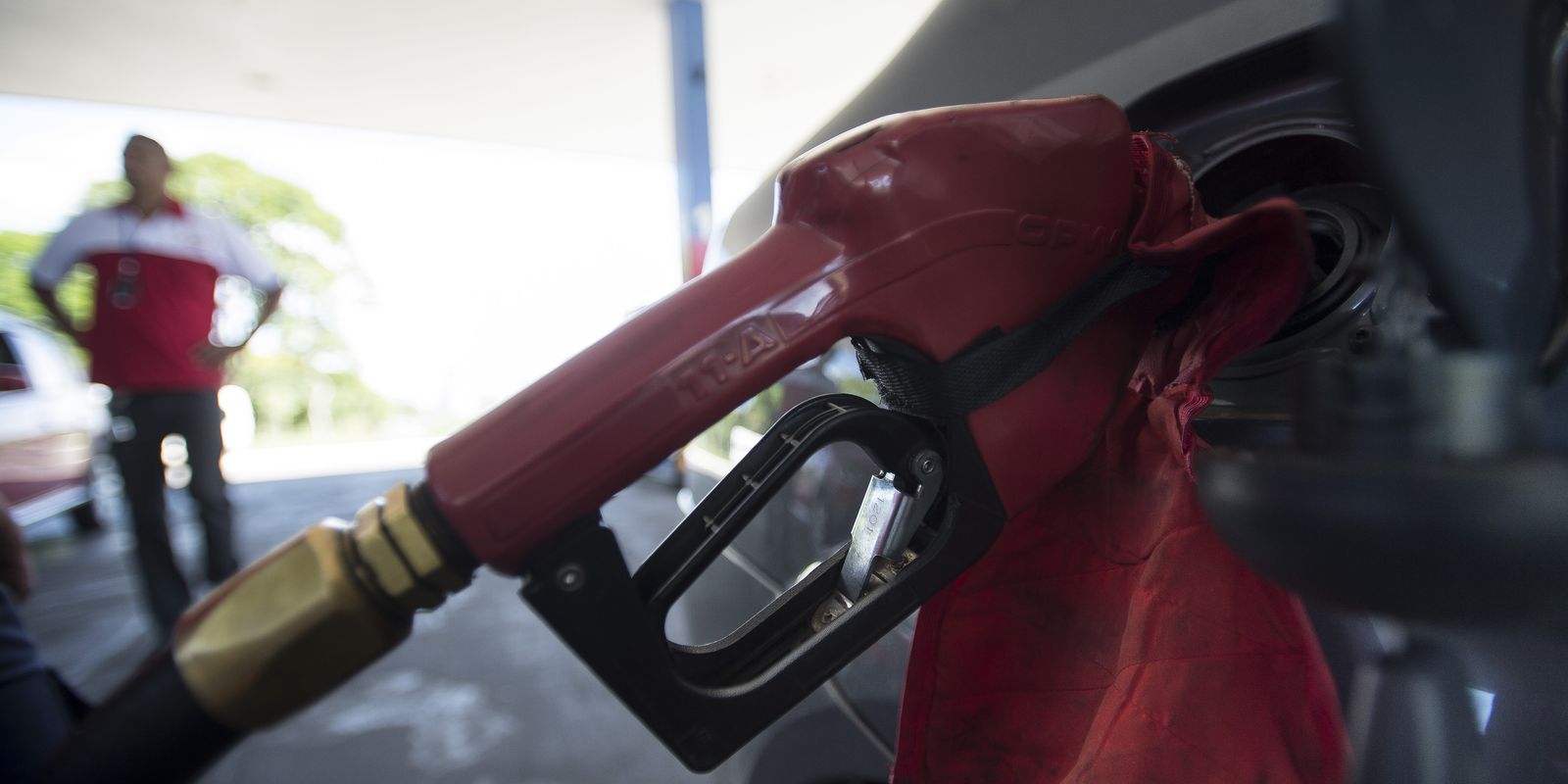 Alta mundial do petróleo leva governo a adiar fim do desconto na gasolina