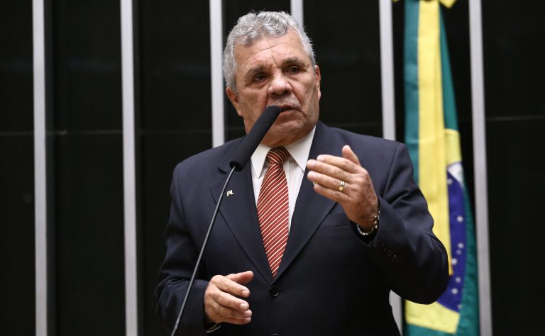 Câmara aprova proibição de armas para beneficiários de medida protetiva