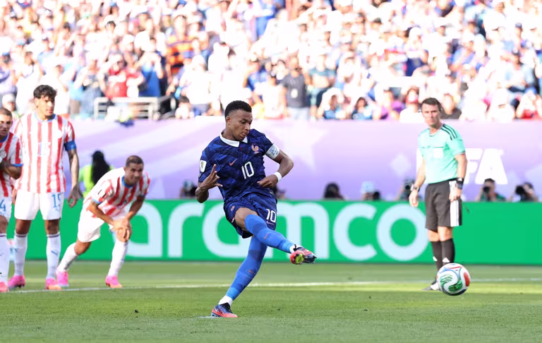 França e Marrocos duelam por vaga na semifinal da Copa do Mundo