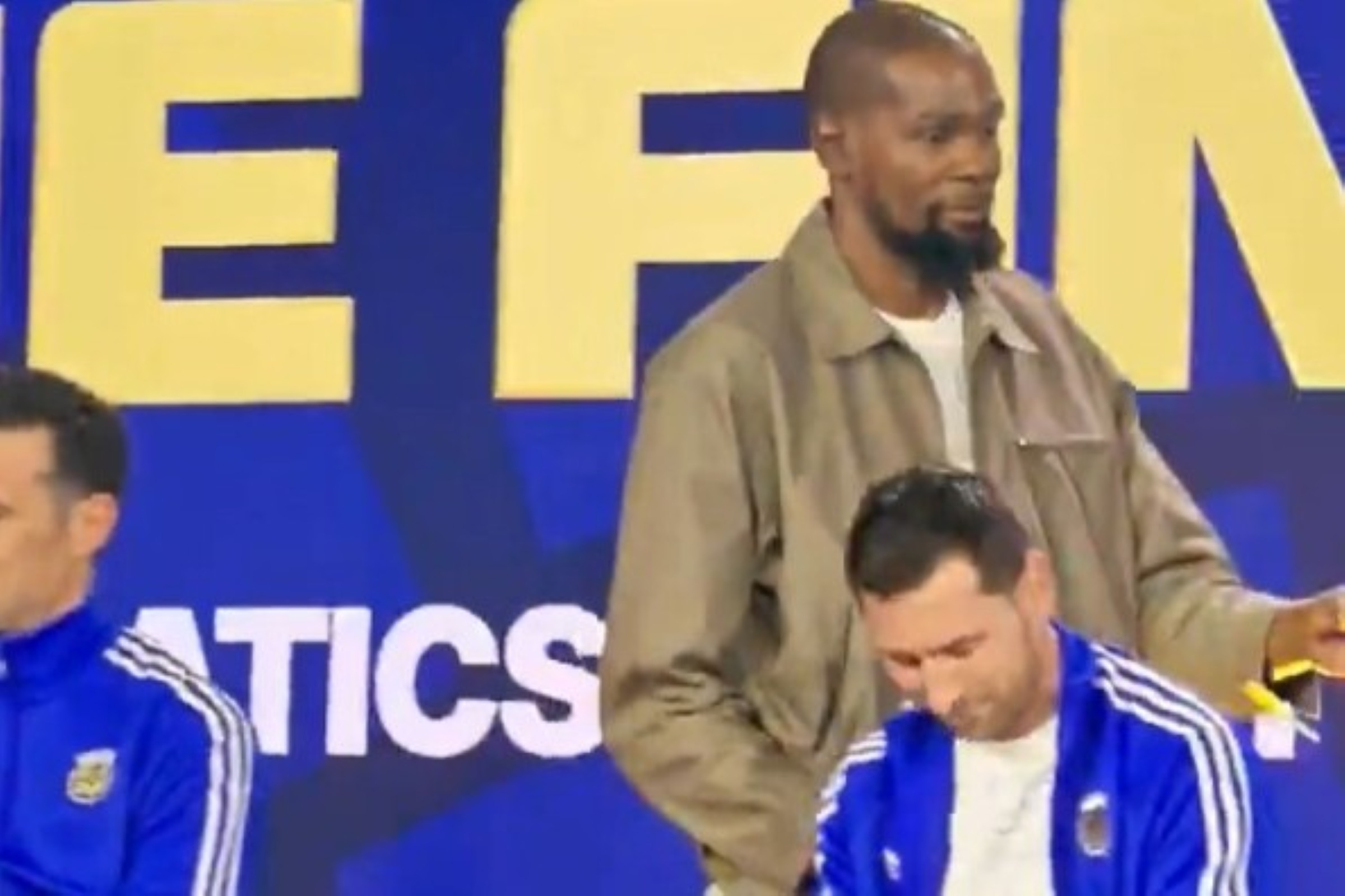 Kevin Durant ignora Messi em evento da Fifa pré-final da Copa