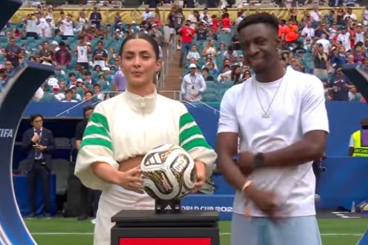 Jade Picon surpreende ao levar bola Trionda em jogo da Copa do Mundo