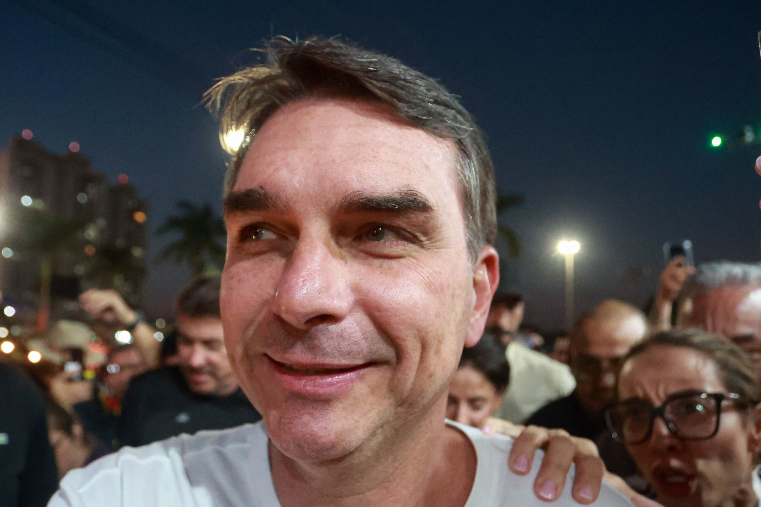 Defesa de Flávio Bolsonaro compara vídeo de inteligência artificial a bonecos