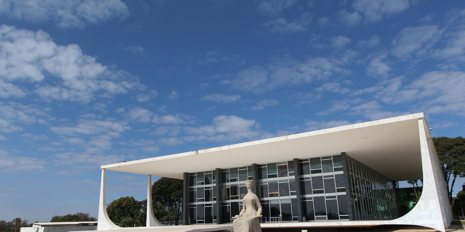 Defesa de Jair Bolsonaro solicita ao STF a manutenção de sua prisão domiciliar