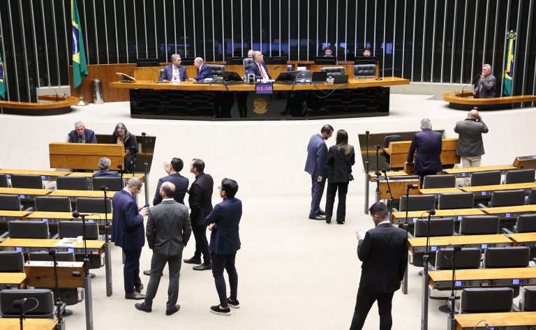 Câmara dos Deputados debate projeto para acabar com a tarifa mínima de água e esgoto