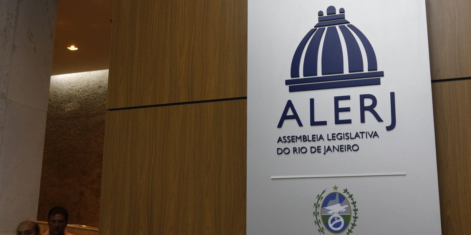 Deputados do RJ aprovam uso de tornozeleira rosa para agressores de mulheres