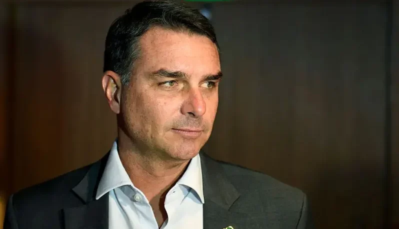 Alerta na pré-campanha de Flávio Bolsonaro por discurso contra urnas eletrônicas