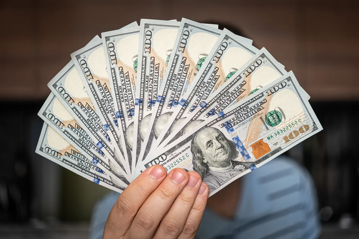 Dólar inicia o dia em valorização com atenção aos dados de emprego dos EUA e perspectivas de juros