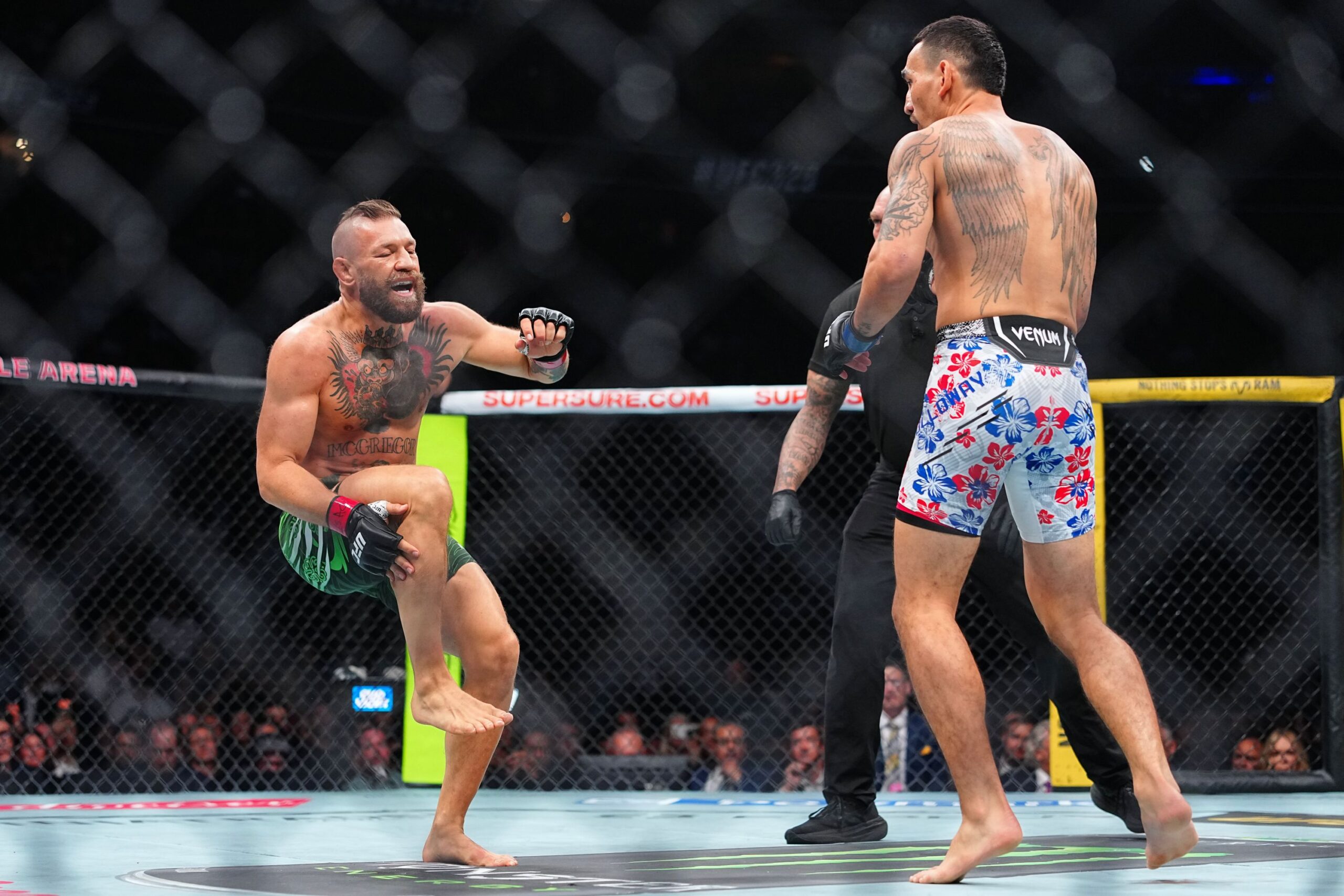 Conor McGregor se lesiona em retorno ao UFC 329 e Max Holloway vence
