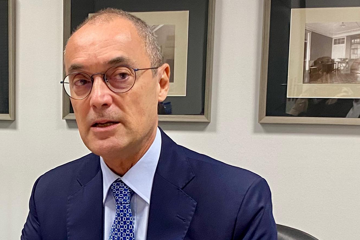 Embaixador é alvo de denúncias de intimidação e perseguição no Consulado-Geral em Hong Kong