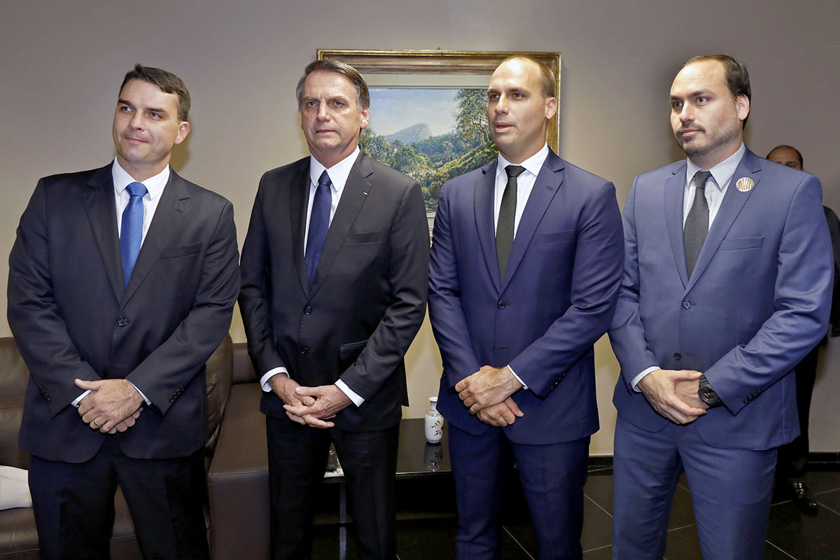 Filhos de Bolsonaro reagem à restrição de visitas imposta por Alexandre de Moraes