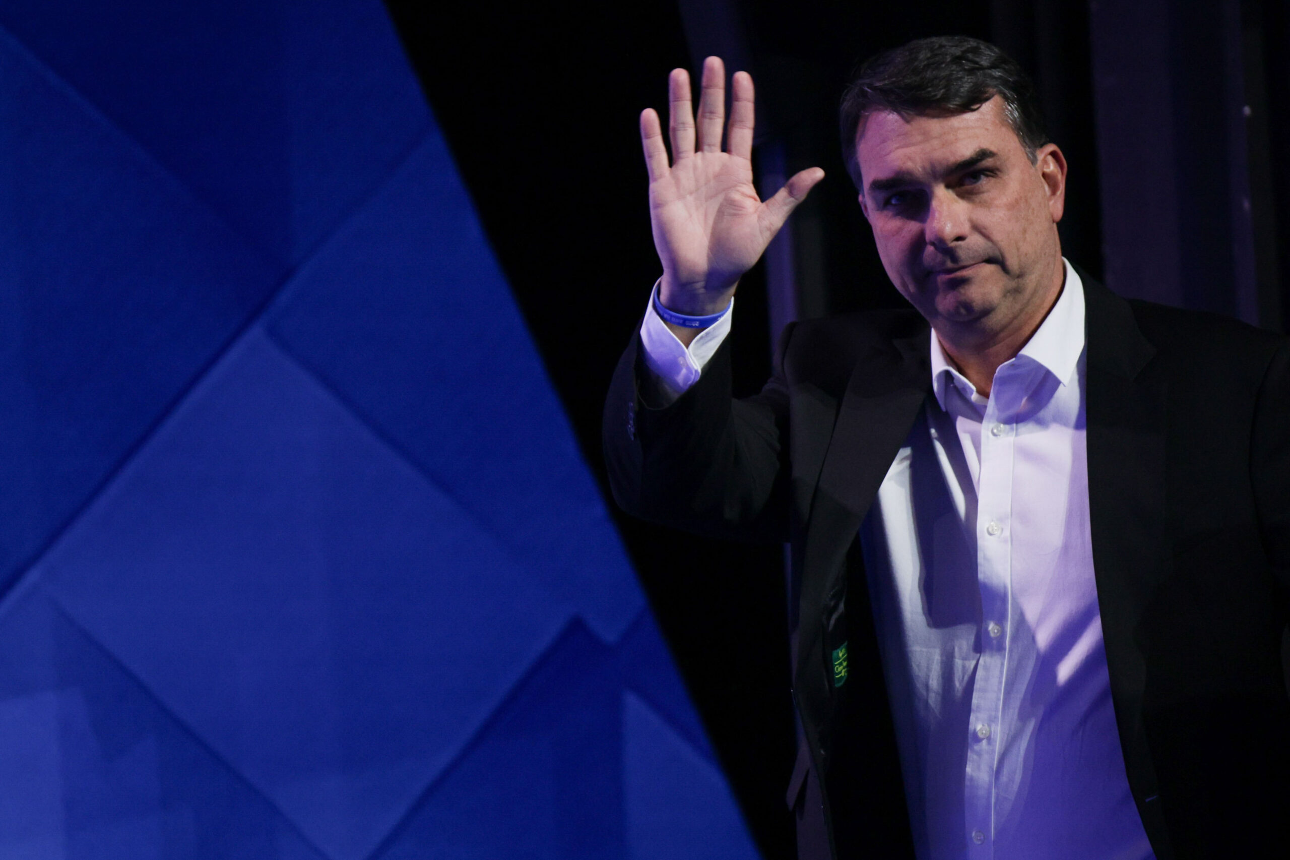 Flávio Bolsonaro estava no Brasil durante a 