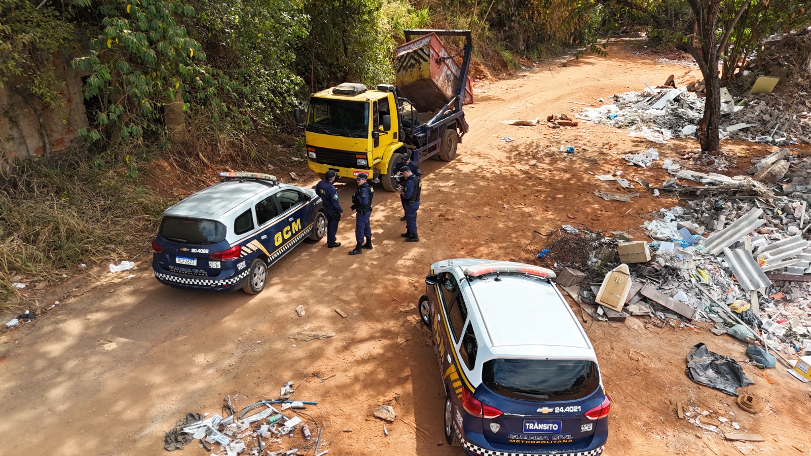 GCM aplica multa de R$ 12 mil por descarte irregular de entulho em Goiânia