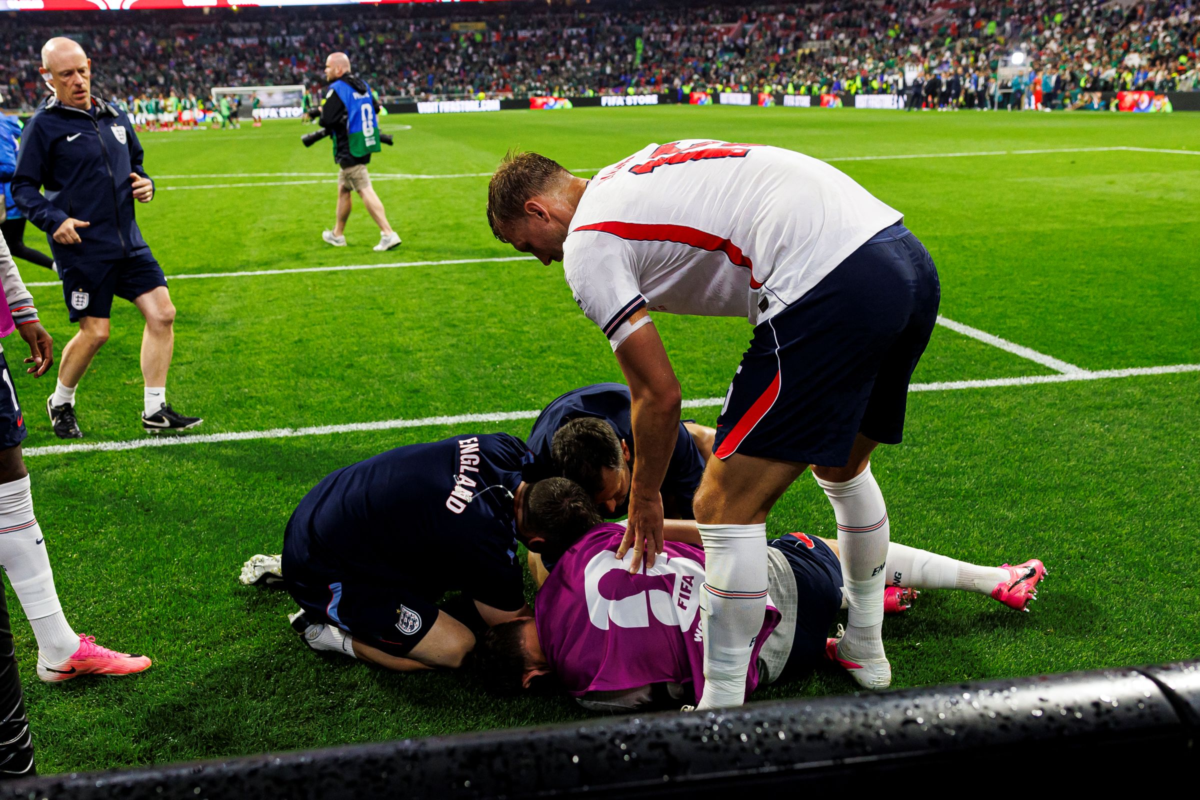 Jordan Henderson retorna à concentração da Inglaterra após fratura no braço