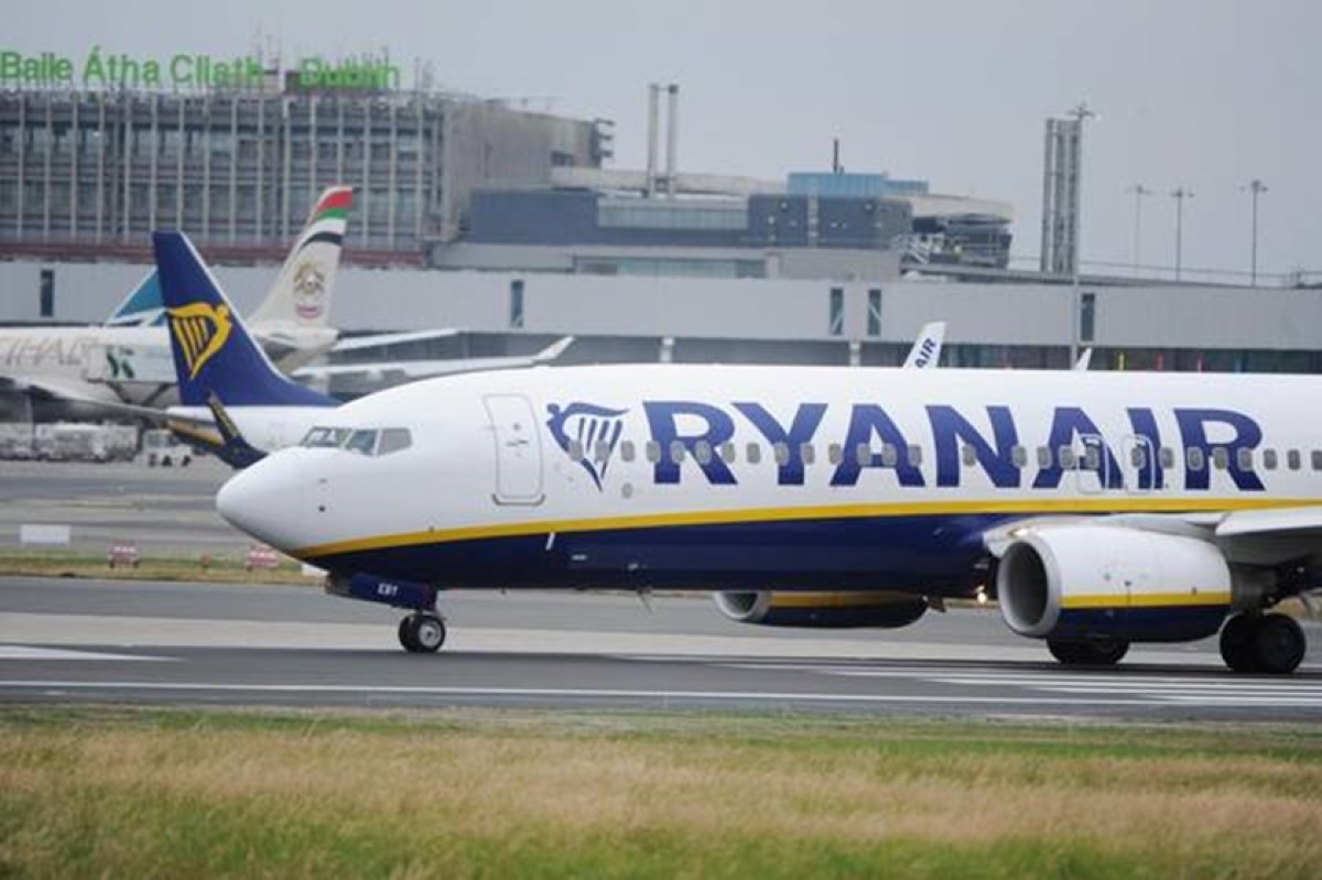 Passageiro quase é ejetado de avião da Ryanair após janela ceder em voo