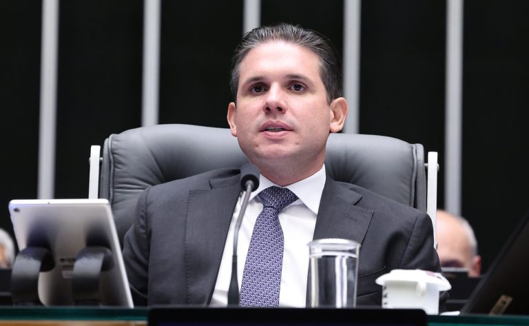 Hugo Motta celebra aprovação de sistema nacional de combate à violência contra mulheres