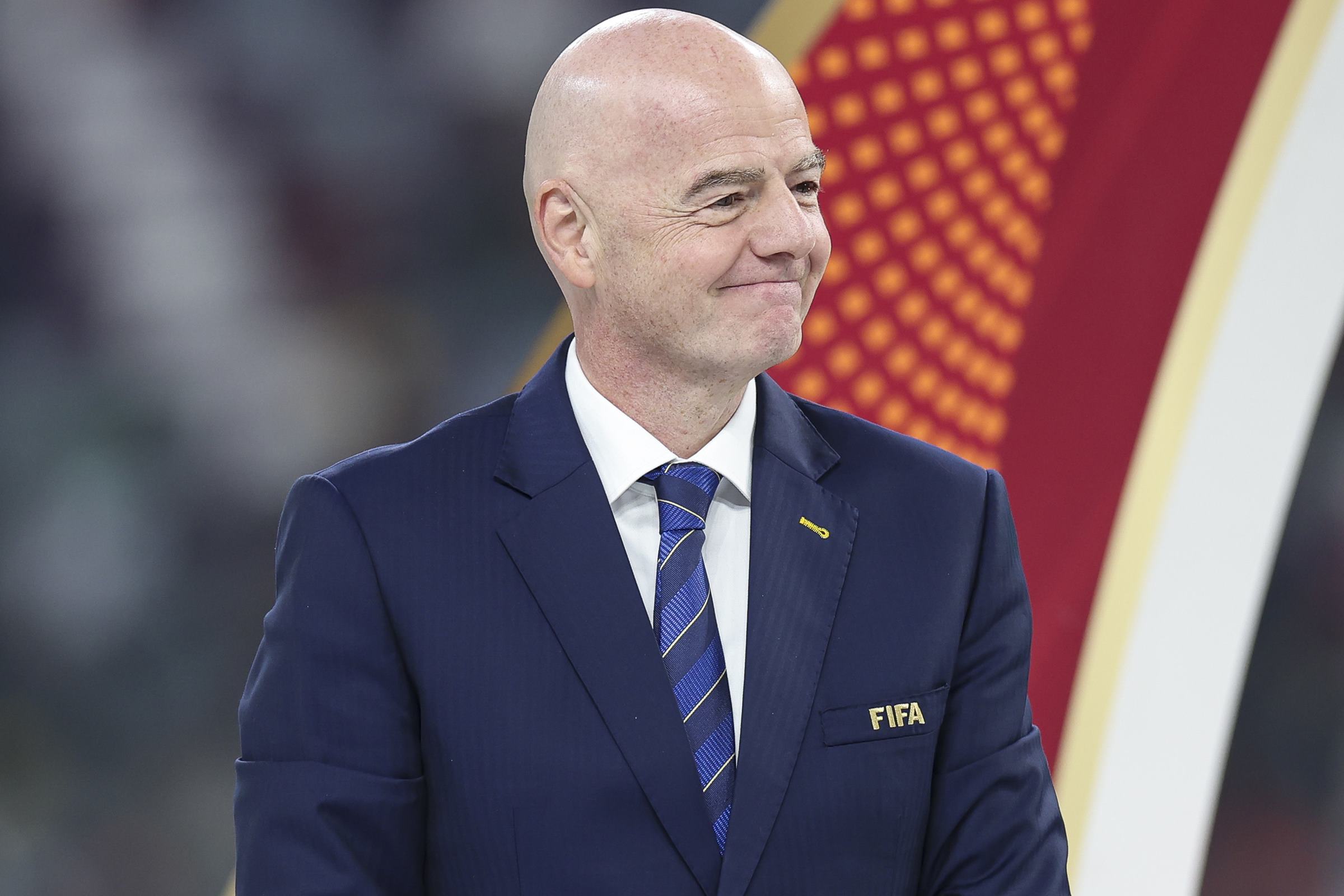 Infantino se corrige após fala que sugeria torcida pela Argentina