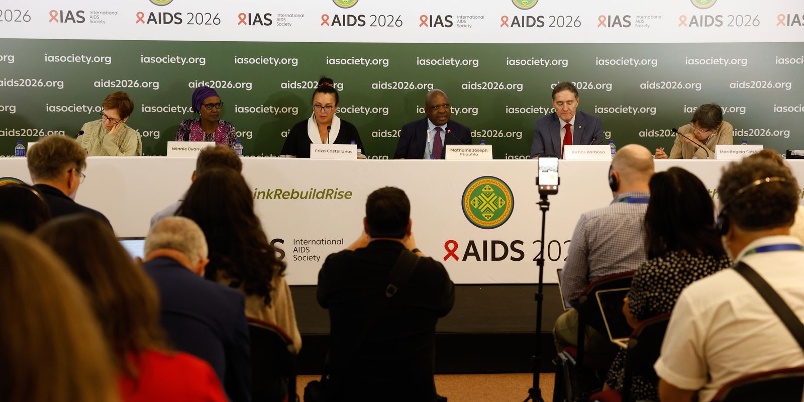Queda histórica nas taxas de HIV e Aids enfrenta riscos globais de financiamento