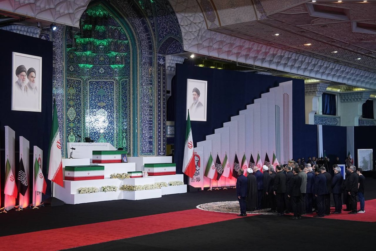 Irã inicia funeral de Ali Khamenei em meio a tensões e demonstração de poder