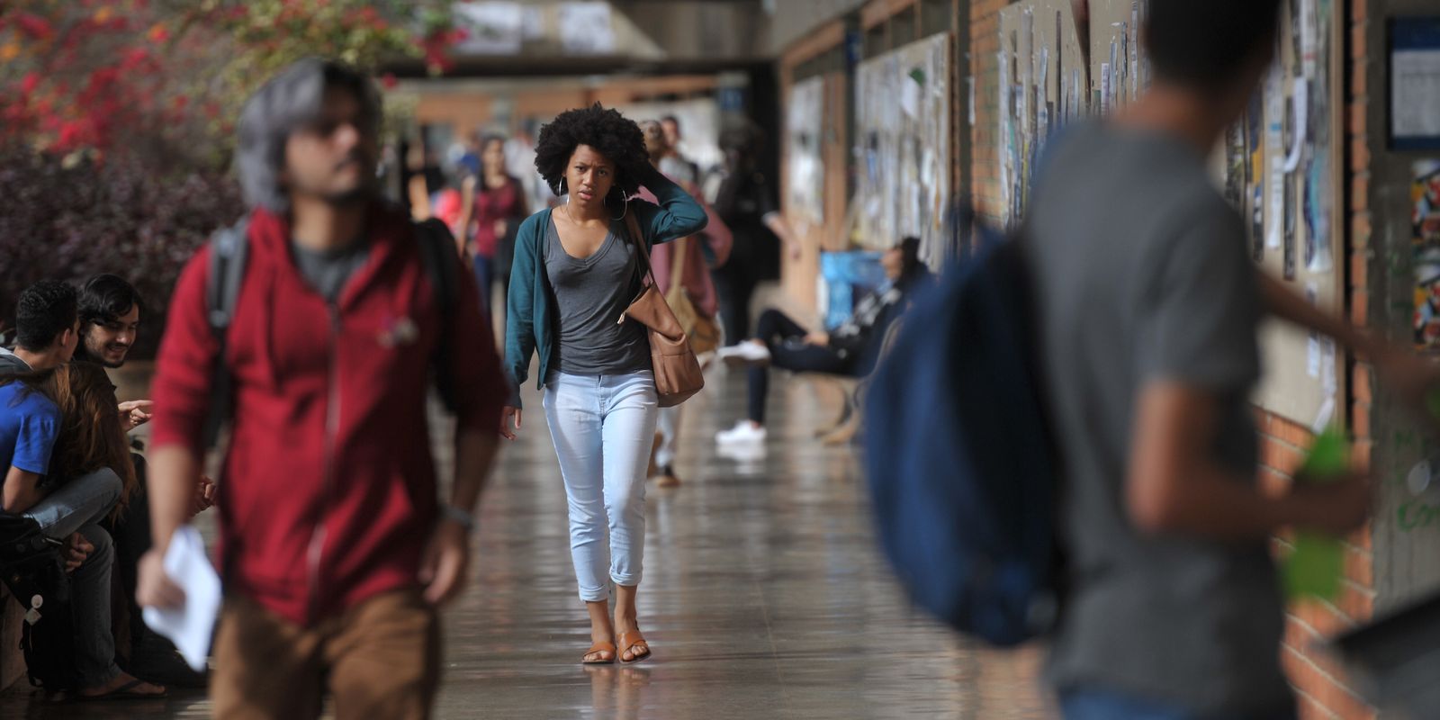 Mais da metade dos estudantes de graduação interrompe estudos por cuidados com filhos