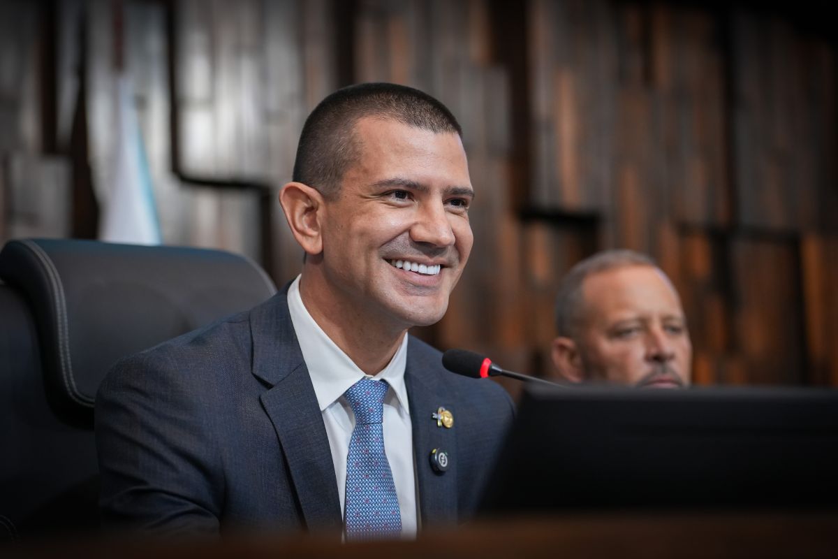 Novas operações policiais intensificam a crise na campanha de Douglas Ruas no Rio de Janeiro