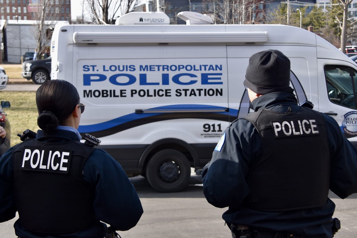 Menino de 10 anos é indiciado por homicídio de bebê após disparo de arma no Missouri, EUA