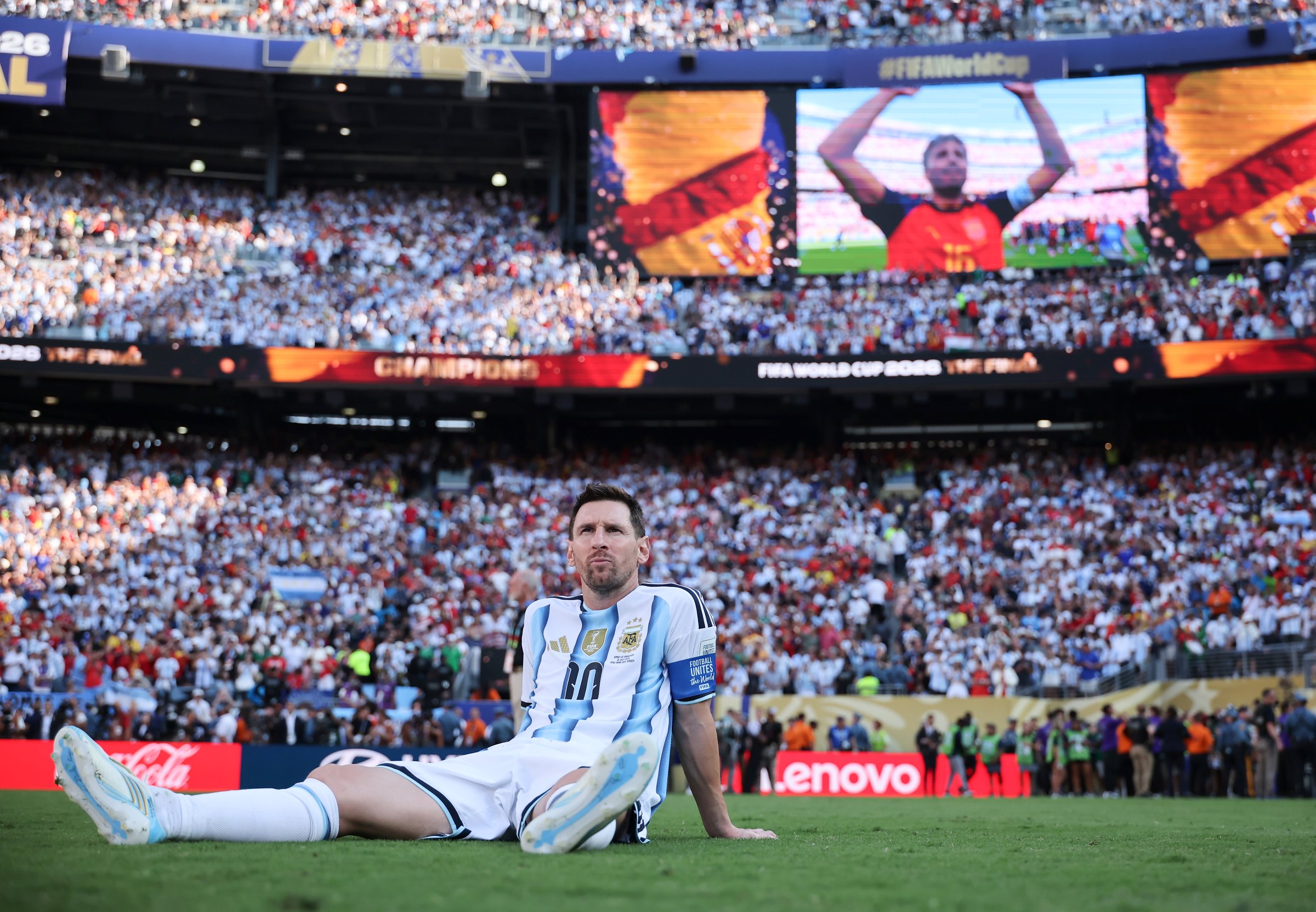 Messi observa comemorações da Espanha após derrota na final da Copa do Mundo