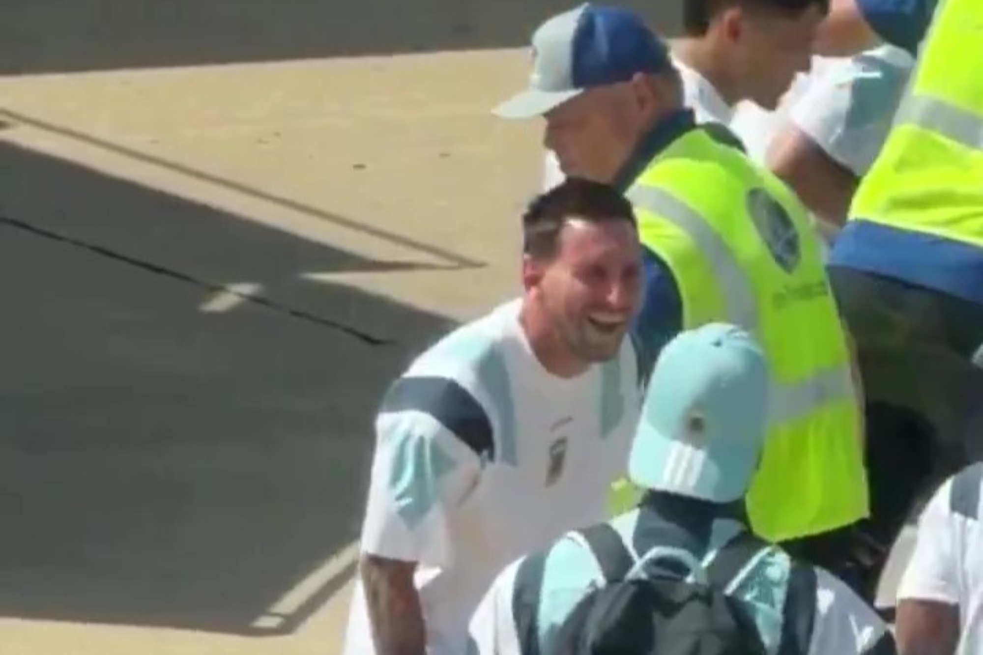Messi se diverte em revista de segurança no aeroporto de Miami antes de jogo da Argentina pela Copa do Mundo