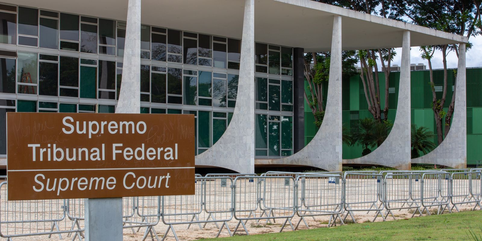 Alexandre de Moraes agenda depoimento de Flávio Bolsonaro à PF por calúnia