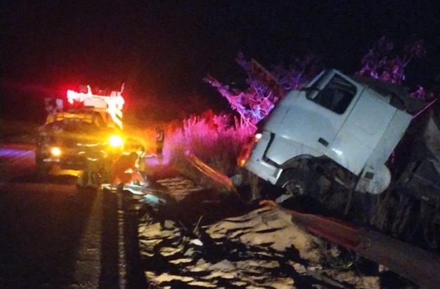Motorista de carreta sofre saída de pista na BR-040