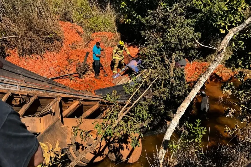 Motorista encontrado morto após caminhão cair em ribanceira na zona rural de Cristalina