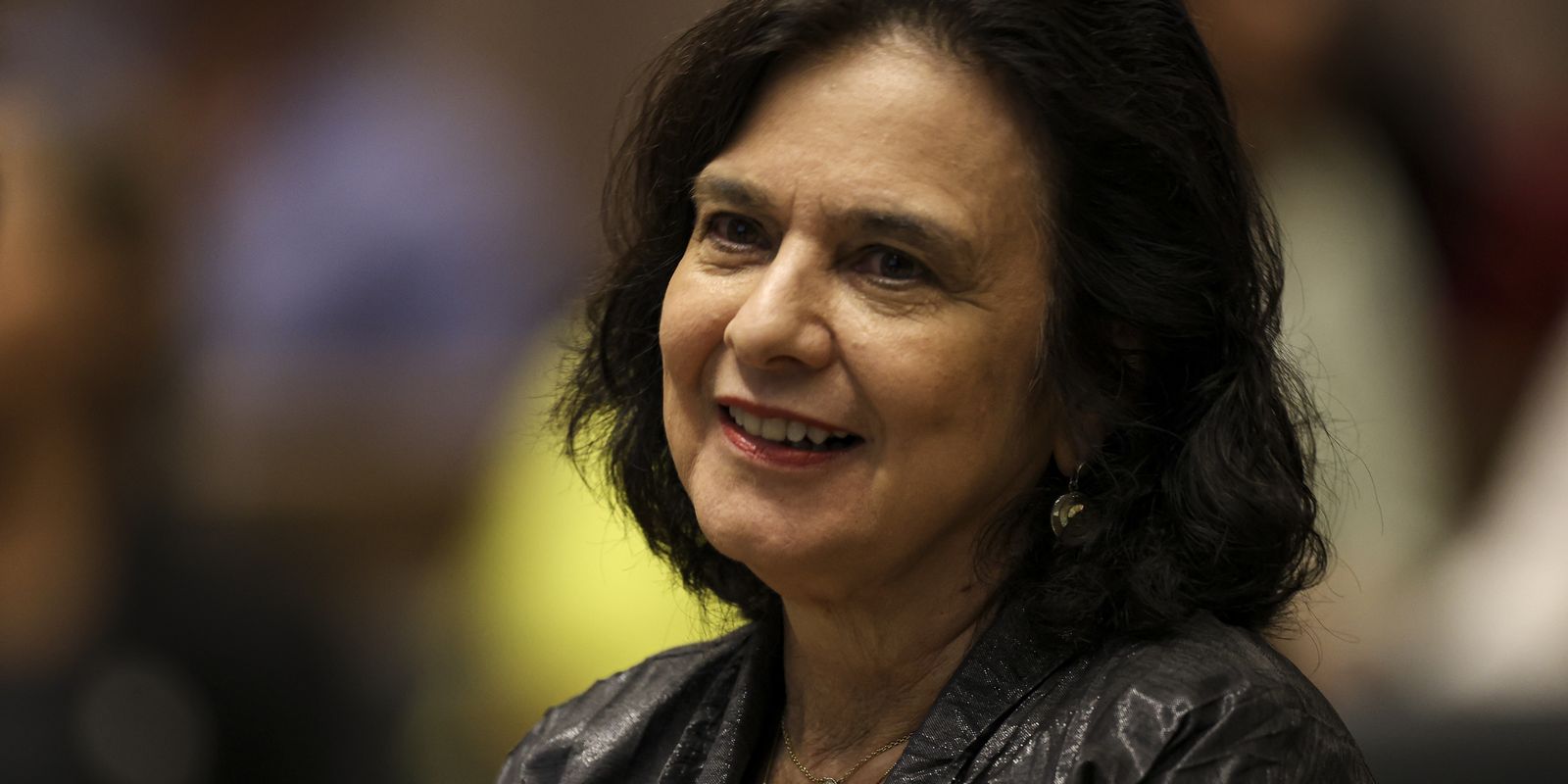 Nísia Trindade lança obra que revela bastidores da pandemia de Covid-19