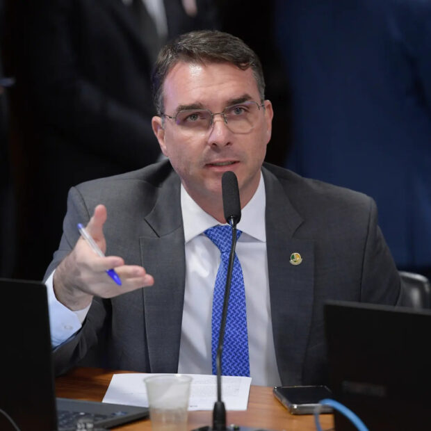 OAB solicita a Moraes que Flávio Bolsonaro atue como advogado de defesa do pai