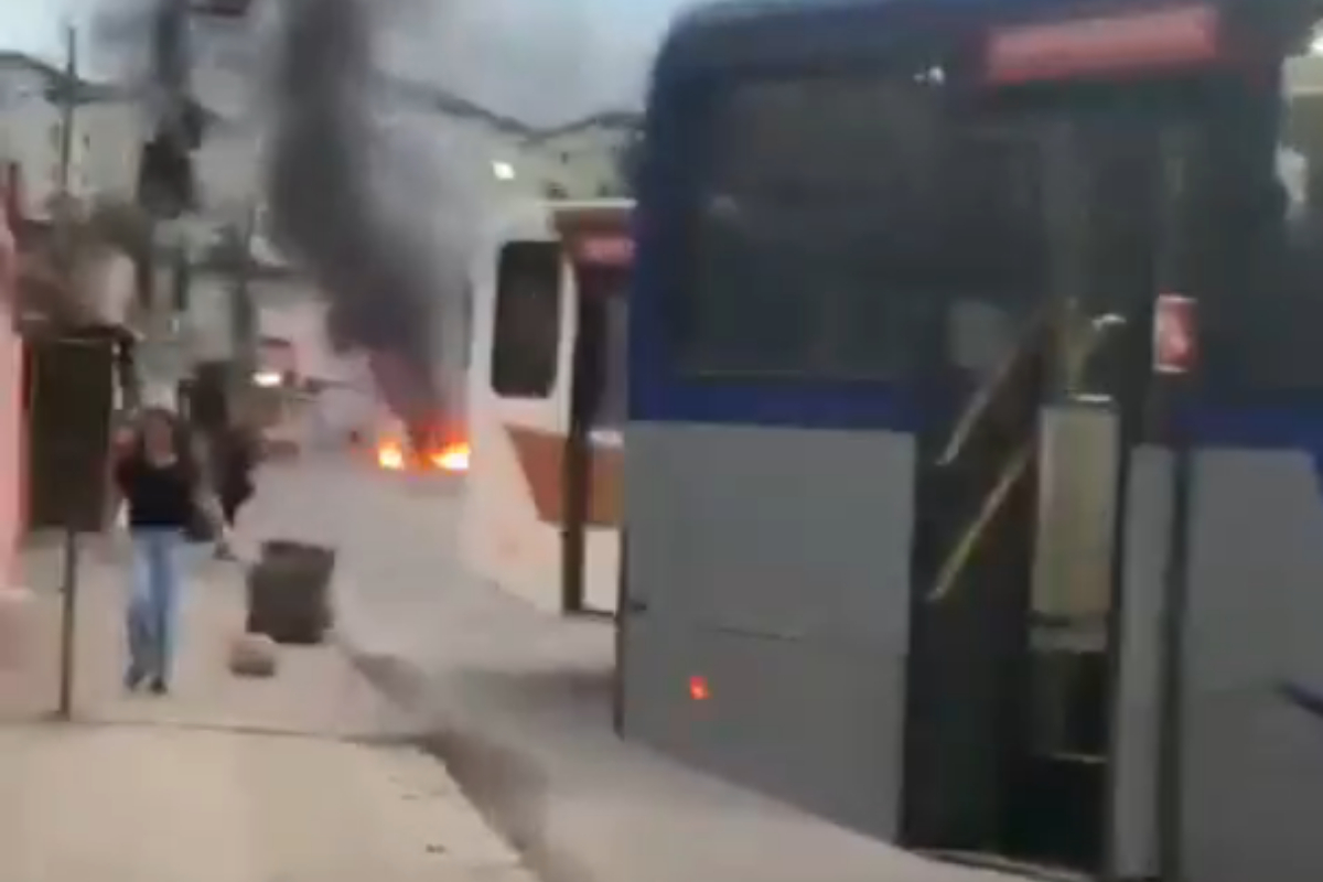 Ônibus são sequestrados e usados como barricadas em operação policial no Complexo da Pedreira, Rio