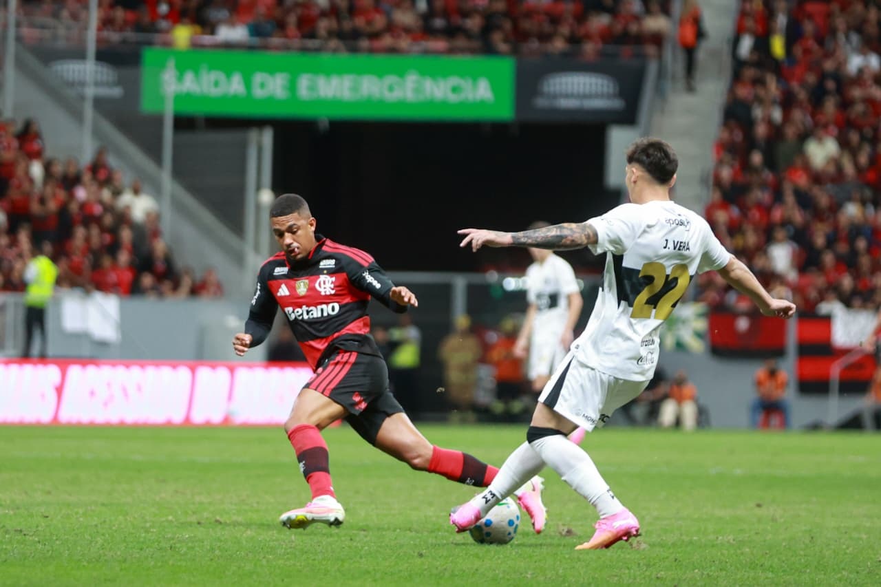 Óscar Cardozo marca o segundo gol do Olimpia contra o Flamengo