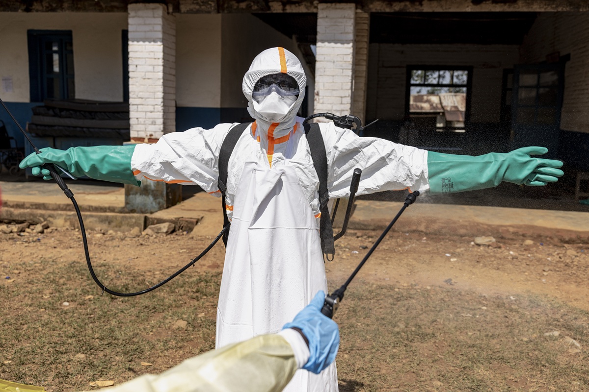 Pacientes com ebola fogem de hospital após ataque de multidão na República Democrática do Congo