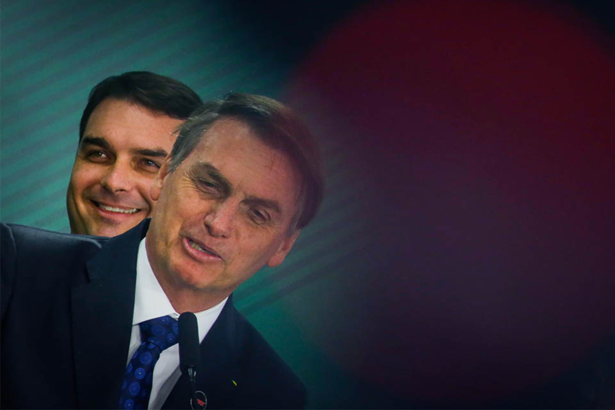 Flávio Bolsonaro é lançado à presidência sob o forte apoio de Jair Bolsonaro