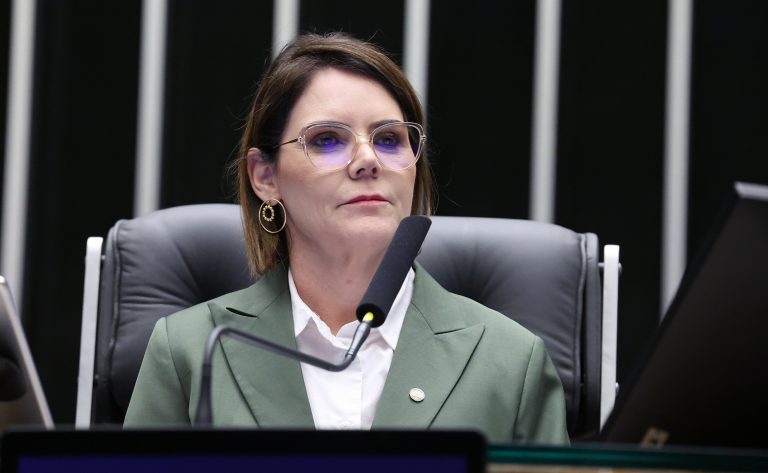 Projeto de lei propõe padronização visual de tornozeleiras eletrônicas para agressores