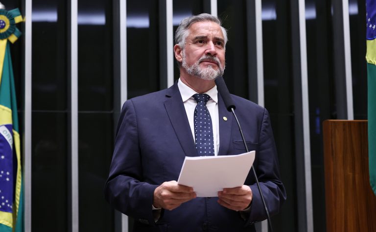 Projeto de lei busca proibir cassinos online algorítmicos, como o 