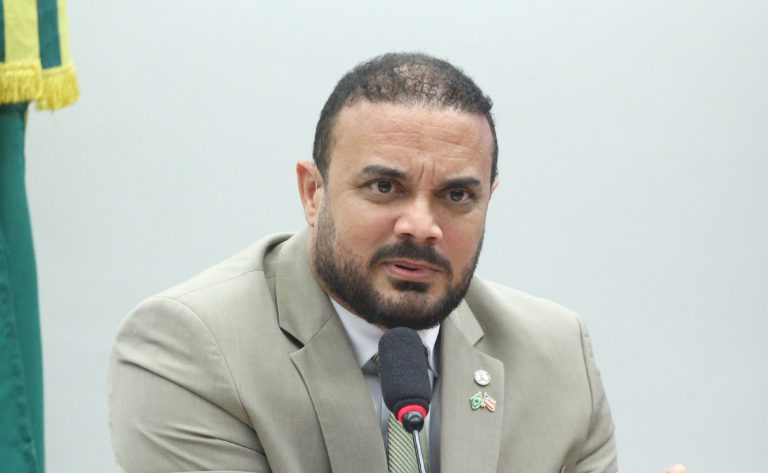 Câmara analisa projeto que reconhece atividade de risco e autoriza porte de arma a auditores fiscais agropecuários