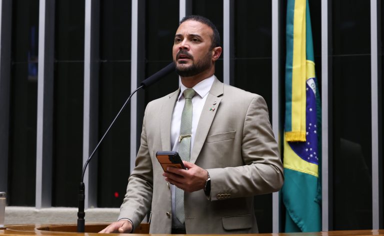 Projeto de lei propõe crime específico para uso de animais no tráfico de drogas
