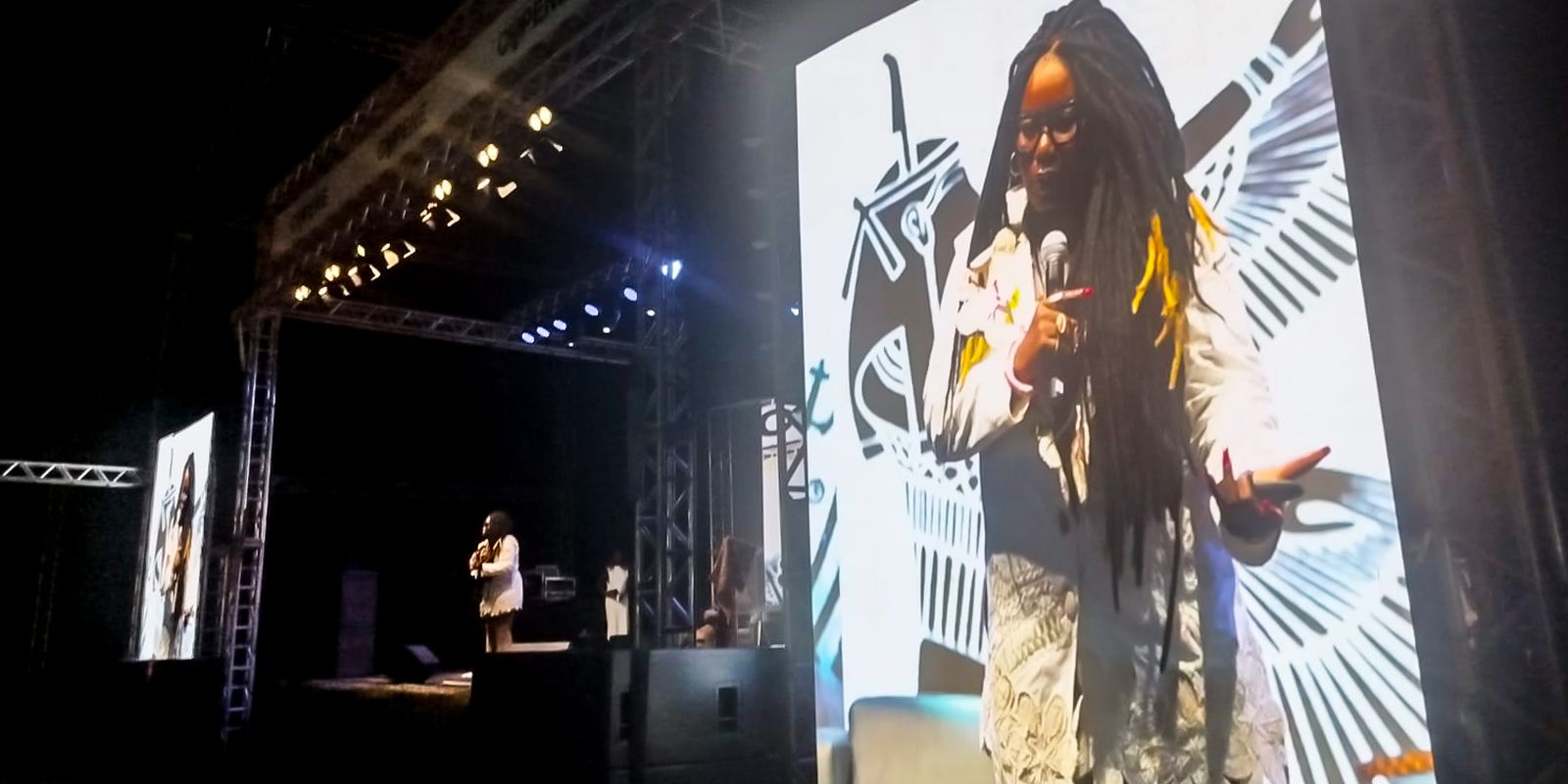 Escritora Carla Akotirene critica visão simplificada sobre o racismo estrutural